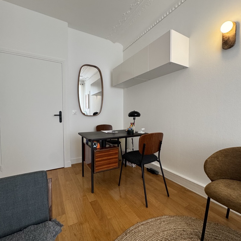 Bureau du cabinet avec table de travail et deux chaises