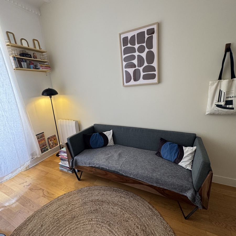 Espace de consultation du cabinet : banquette, tapis et lampe