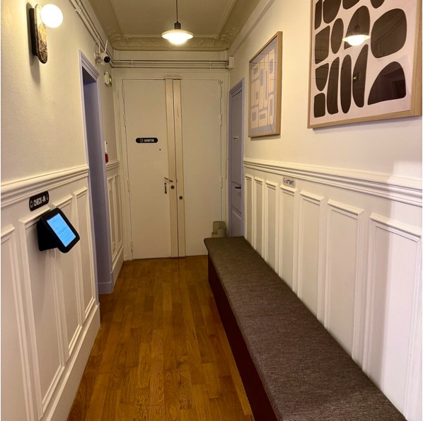 Salle d'attente du cabinet, avec banquette